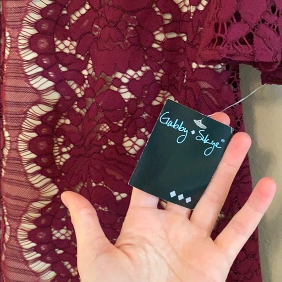 NWT Gabby Skye Size 6 Burgundy Lace Bell Sleeves Dress - Picture 6 of 7